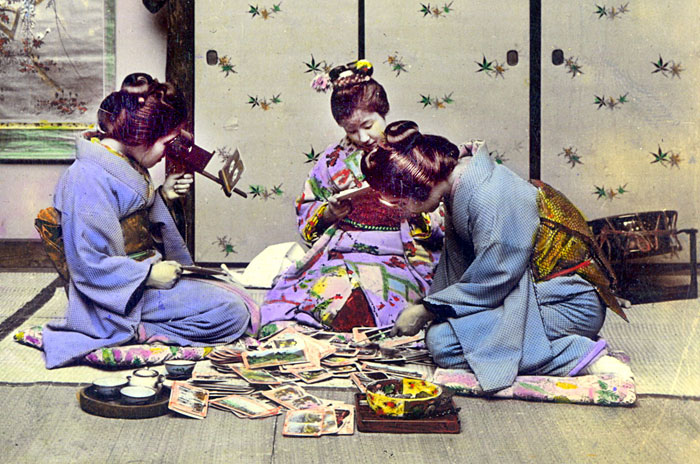 Japanse meisjes bekijken 3D foto's in een ouderwetse stereoviewer